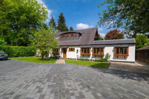 Park Road, Surrey SM7 5 bed detached house for sale