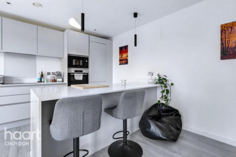 High Street, PURLEY 1 bed apartment for sale