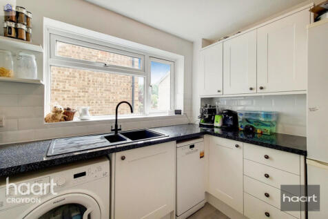 Chiswick Close, Croydon 2 bed flat for sale