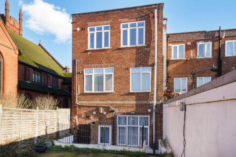 Church Parade, High Street, HA3 2 bed flat for sale