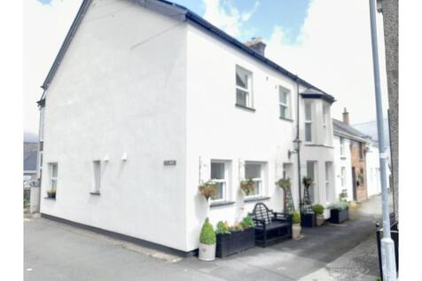 5 bedroom end of terrace house for sale