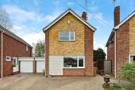 3 bedroom link detached house for sale