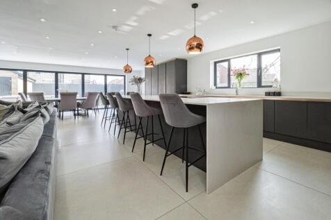 6 bedroom detached house for sale