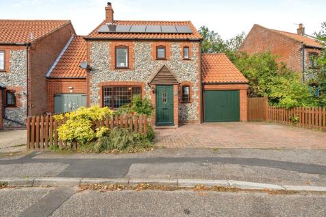 3 bedroom link detached house for sale