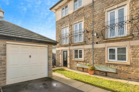4 bedroom end of terrace house for sale