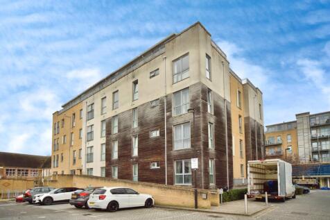 1 bedroom ground floor flat for sale
