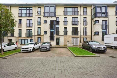 4 bedroom ground floor flat for sale