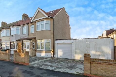 4 bedroom end of terrace house for sale