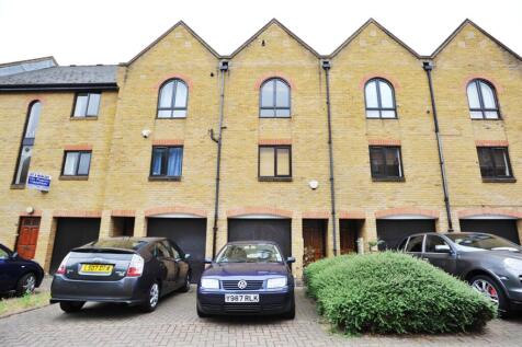 3 bedroom town house for sale