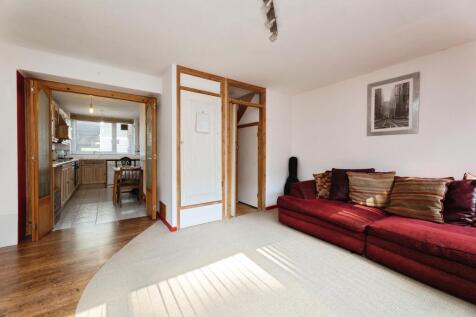2 bedroom maisonette for sale