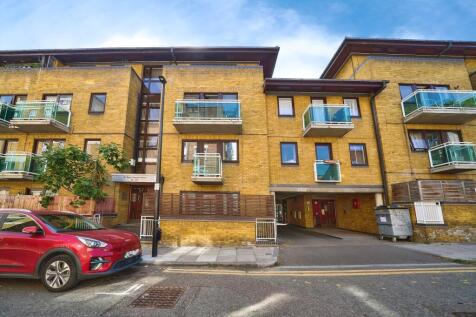 3 bedroom ground floor maisonette for sale