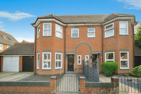 4 bedroom semi-detached house for sale