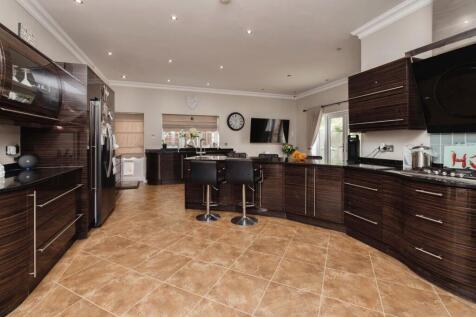 6 bedroom detached house for sale