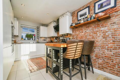 4 bedroom end of terrace house for sale