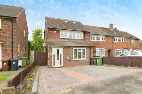 4 bedroom end of terrace house for sale
