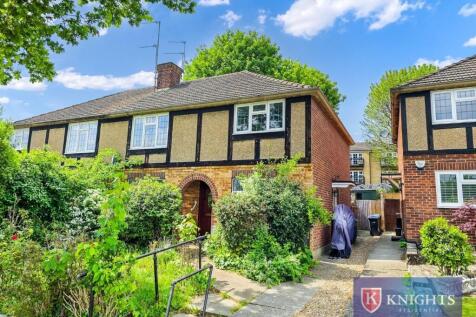 Monks Close, Enfield, EN2 2 bed maisonette for sale