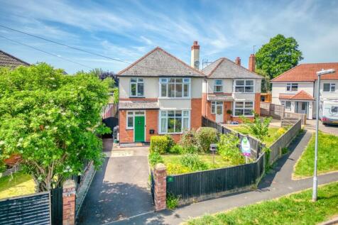 26 Greenway Crescent, Taunton 3 bed detached house for sale