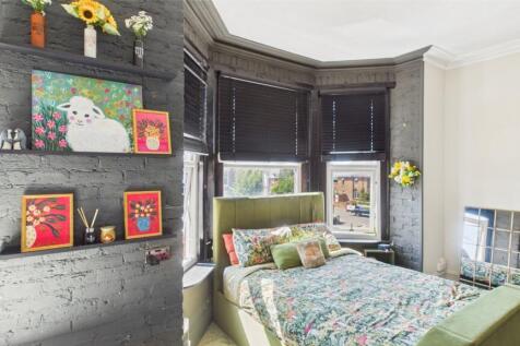 Studio flat for sale