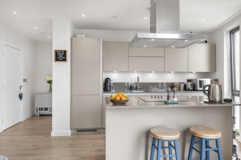 Williamsburg Plaza, London, E14 2 bed apartment for sale