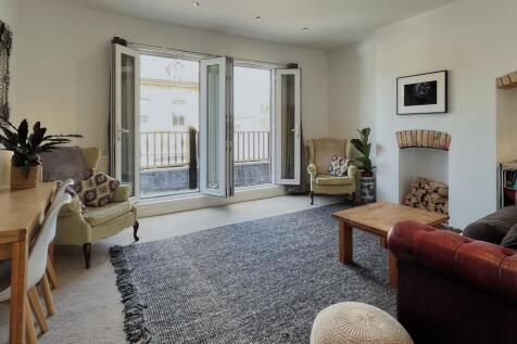 3 bedroom maisonette for sale