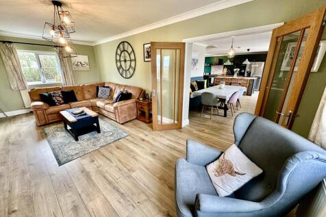 4 bedroom detached bungalow for sale