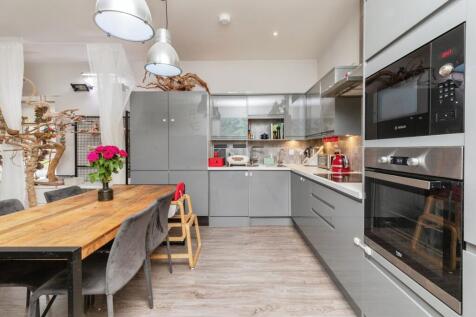 3 bedroom flat for sale