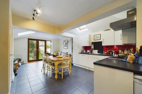 5 bedroom end of terrace house for sale