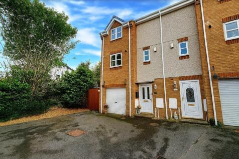 4 bedroom end of terrace house for sale