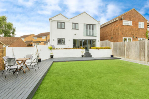 Hazeleigh, Brentwood, CM13 4 bed detached house for sale