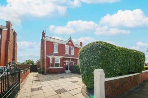 4 bedroom semi-detached house for sale