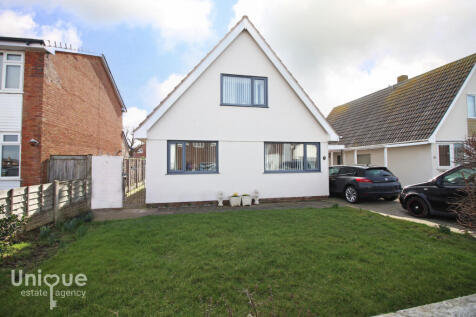 Larkholme Parade,  Fleetwood, FY7 4 bed bungalow for sale