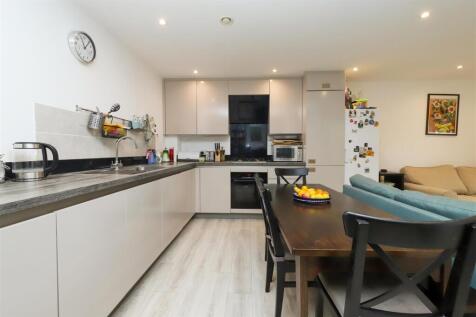 3 bedroom flat for sale