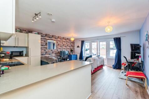 2 bedroom ground floor flat for sale