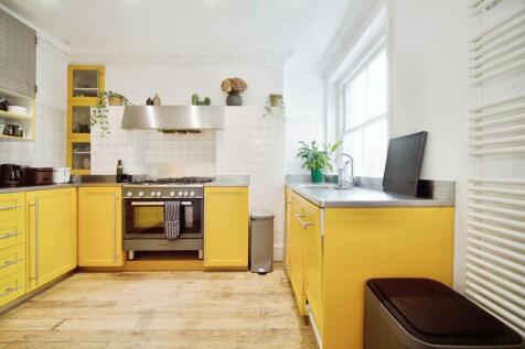 3 bedroom flat for sale