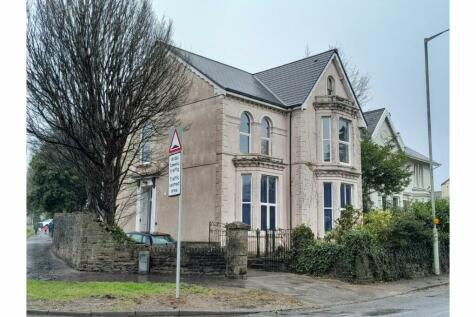 6 bedroom detached house for sale