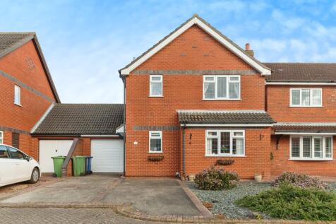 3 bedroom link detached house for sale