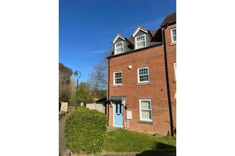 3 bedroom end of terrace house for sale