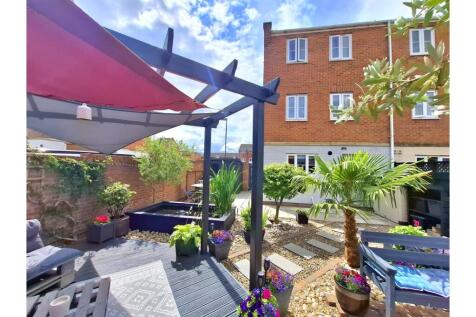 4 bedroom end of terrace house for sale