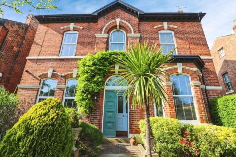 6 bedroom detached house for sale