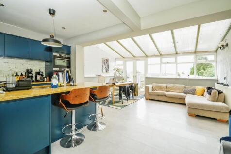 4 bedroom semi-detached house for sale