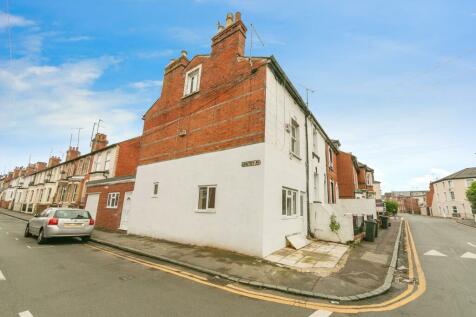 4 bedroom end of terrace house for sale