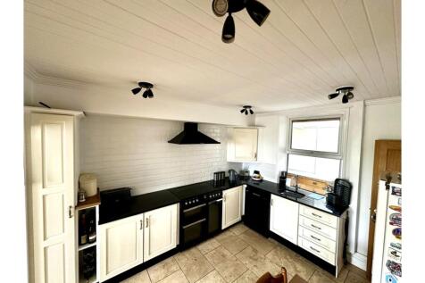 5 bedroom semi-detached house for sale