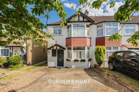 Oakwood Hill, Loughton, IG10 3 bed end of terrace house for sale