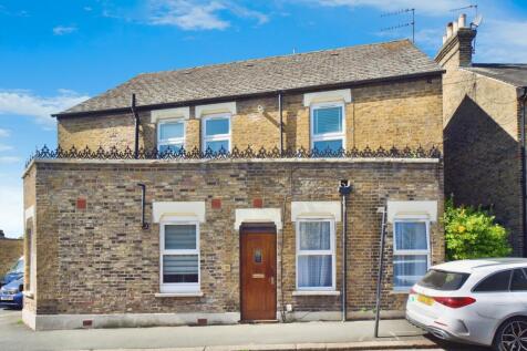 2 bedroom ground floor flat for sale