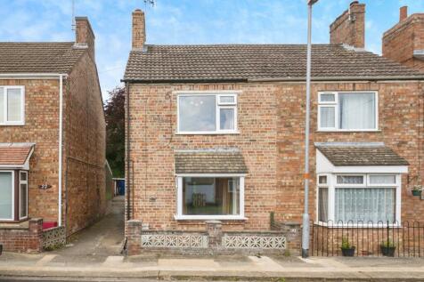 2 bedroom semi-detached house for sale