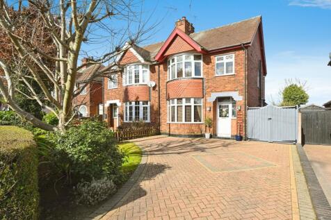 3 bedroom semi-detached house for sale