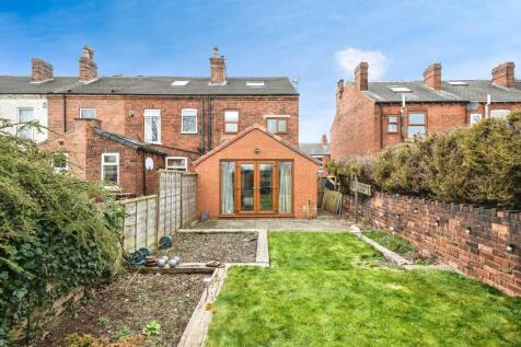 4 bedroom end of terrace house for sale