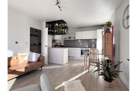 2 bedroom ground floor flat for sale