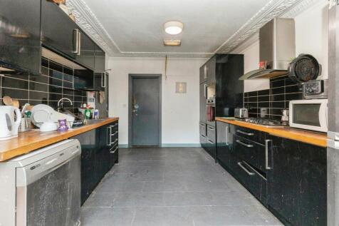 5 bedroom semi-detached house for sale