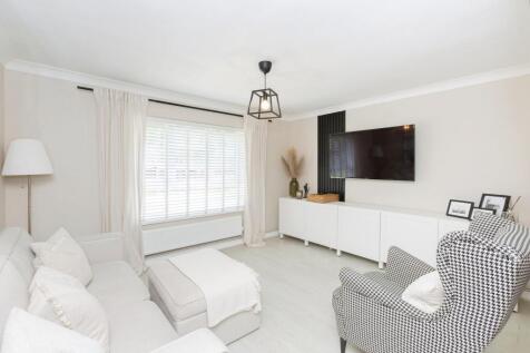 1 bedroom ground floor flat for sale
